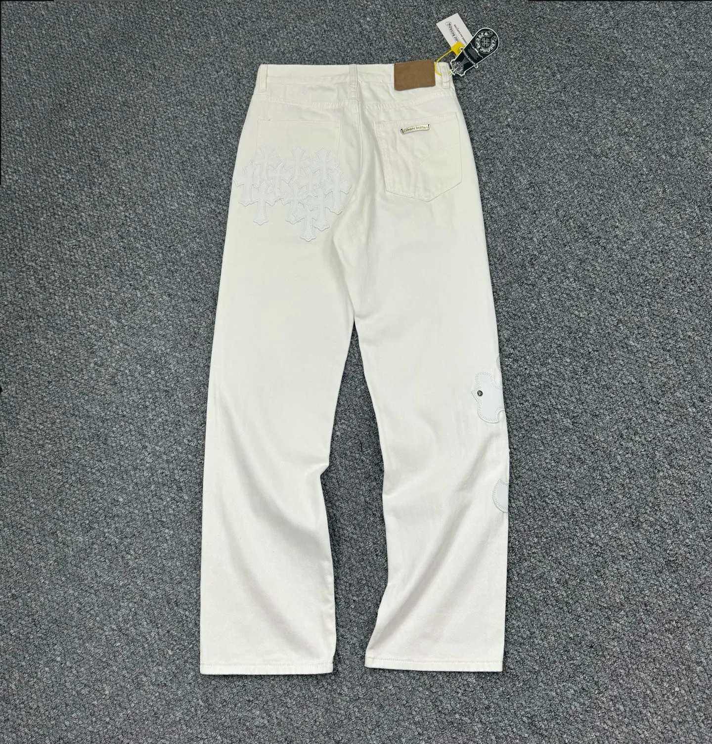 P280 Style No.: H821 Chrome Heart & Chrome Heart White Bull King Metal Cross Patch Leather Jeans ChromeHearts#Design Jeans Invincible Texture Ceiling-Level Jeans Hard to Find at the Counter‼ ️ Cross patchwork leather jeans, top-notch heavy-duty washing process, calfskin laser-cut cross, distressed silver hardware, straight-leg version slimming the upper body, that lesbian style Color: White Size: S M L XL